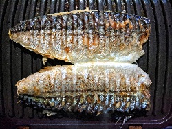 Печена риба скумрия на скара (грил тиган) с гарнитура от печени картофи, лук и подправки на фурна - снимка на рецептата